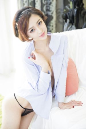 扒开她粉嫩的小缝尿进去动漫
