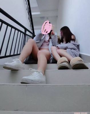 两男一女3p揉着她的奶视频